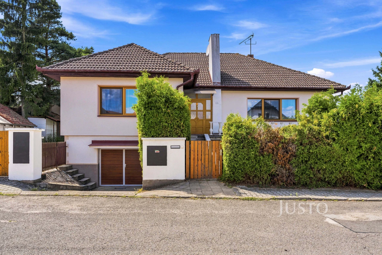 Prodej rodinného domu 250 m² s pozemkem 1 214 m²