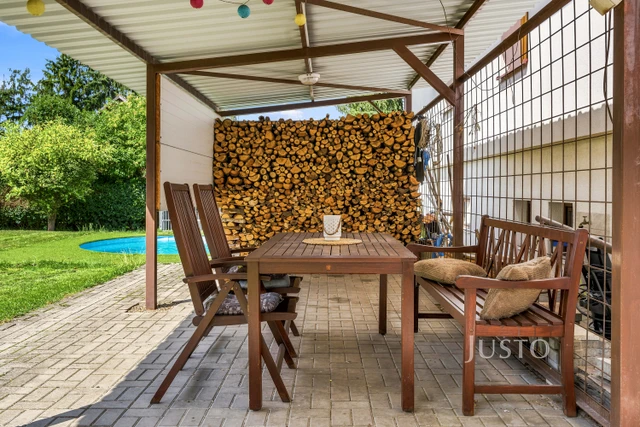 Prodej rodinného domu 250 m² s pozemkem 1 214 m²