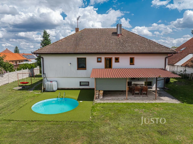 Prodej rodinného domu 250 m² s pozemkem 1 214 m²