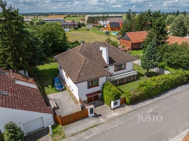 Prodej rodinného domu 250 m² s pozemkem 1 214 m²