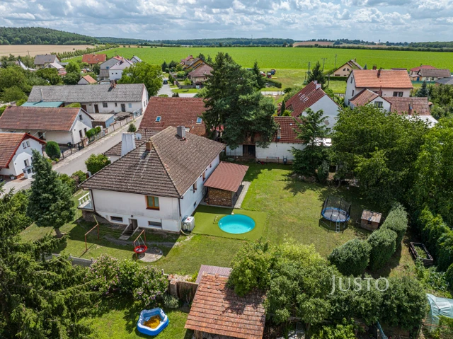 Prodej rodinného domu 250 m² s pozemkem 1 214 m²